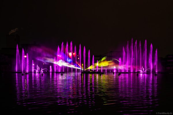 Spektakuläre Wasser- und Lichtshow bei der 50 Jahre Feier von CroisiEurope in Straßburg mit eindrucksvollen Fontänen und Effekten