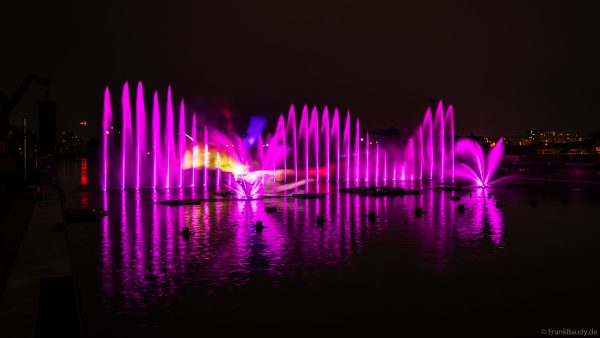 Spektakuläre Wasser- und Lichtshow bei der 50 Jahre Feier von CroisiEurope in Straßburg mit eindrucksvollen Fontänen und Effekten