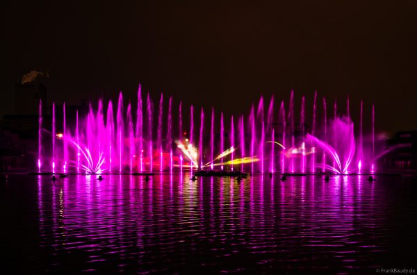 Spektakuläre Wasser- und Lichtshow bei der 50 Jahre Feier von CroisiEurope in Straßburg mit eindrucksvollen Fontänen und Effekten