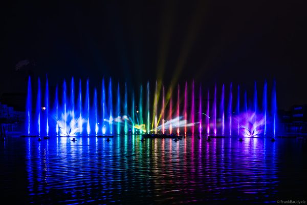 Spektakuläre Wasser- und Lichtshow bei der 50 Jahre Feier von CroisiEurope in Straßburg mit eindrucksvollen Fontänen und Effekten