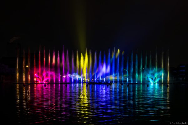 Spektakuläre Wasser- und Lichtshow bei der 50 Jahre Feier von CroisiEurope in Straßburg mit eindrucksvollen Fontänen und Effekten