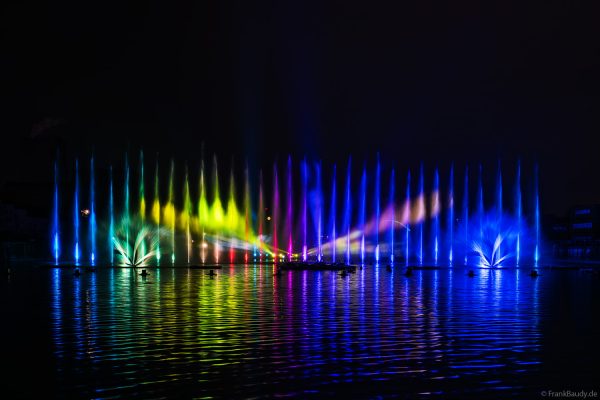 Spektakuläre Wasser- und Lichtshow bei der 50 Jahre Feier von CroisiEurope in Straßburg mit eindrucksvollen Fontänen und Effekten