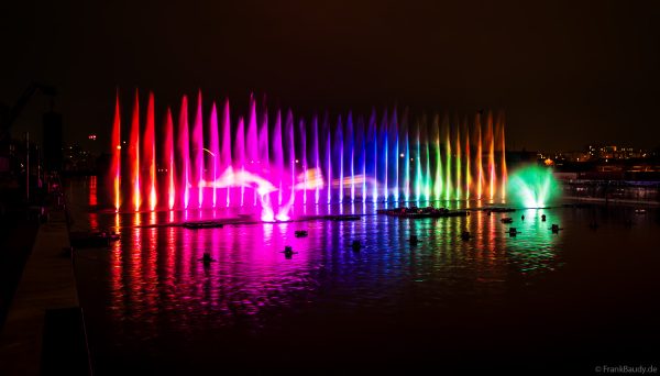 Spektakuläre Wasser- und Lichtshow bei der 50 Jahre Feier von CroisiEurope in Straßburg mit eindrucksvollen Fontänen und Effekten