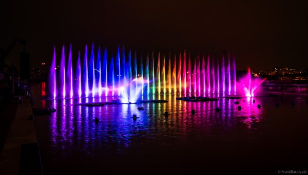 Spektakuläre Wasser- und Lichtshow bei der 50 Jahre Feier von CroisiEurope in Straßburg mit eindrucksvollen Fontänen und Effekten