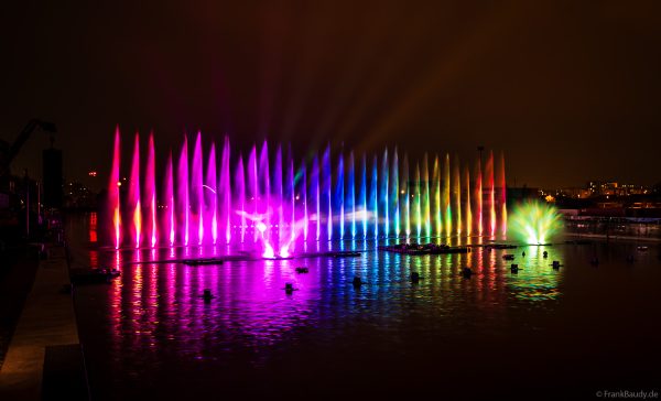 Spektakuläre Wasser- und Lichtshow bei der 50 Jahre Feier von CroisiEurope in Straßburg mit eindrucksvollen Fontänen und Effekten