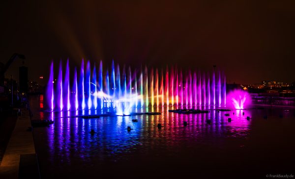 Spektakuläre Wasser- und Lichtshow bei der 50 Jahre Feier von CroisiEurope in Straßburg mit eindrucksvollen Fontänen und Effekten