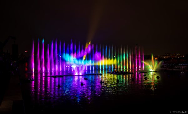 Spektakuläre Wasser- und Lichtshow bei der 50 Jahre Feier von CroisiEurope in Straßburg mit eindrucksvollen Fontänen und Effekten