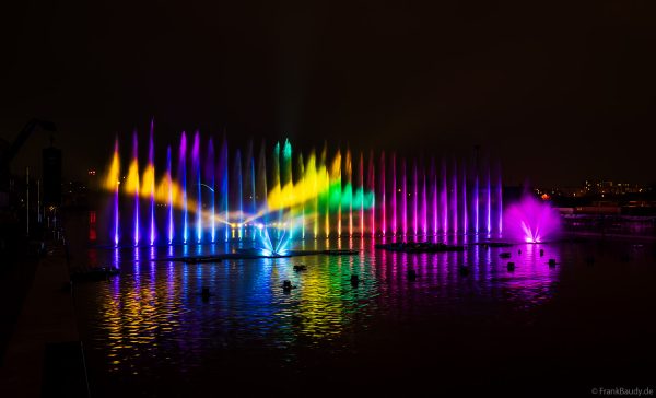 Spektakuläre Wasser- und Lichtshow bei der 50 Jahre Feier von CroisiEurope in Straßburg mit eindrucksvollen Fontänen und Effekten