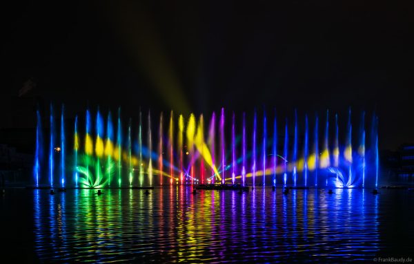 Spektakuläre Wasser- und Lichtshow bei der 50 Jahre Feier von CroisiEurope in Straßburg mit eindrucksvollen Fontänen und Effekten