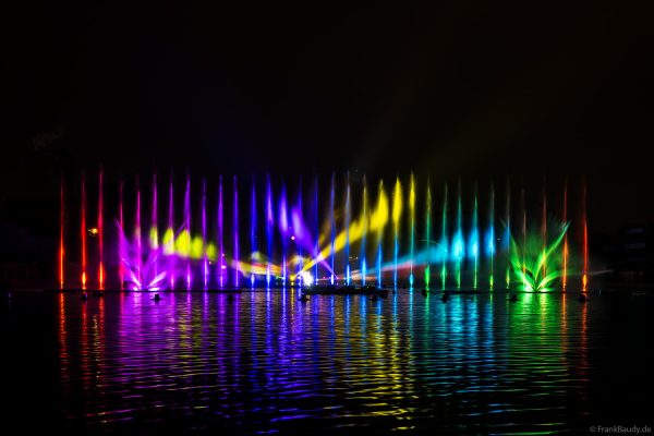 Spektakuläre Wasser- und Lichtshow bei der 50 Jahre Feier von CroisiEurope in Straßburg mit eindrucksvollen Fontänen und Effekten