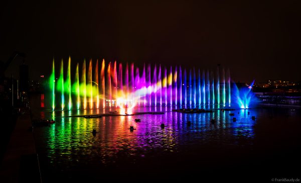 Spektakuläre Wasser- und Lichtshow bei der 50 Jahre Feier von CroisiEurope in Straßburg mit eindrucksvollen Fontänen und Effekten