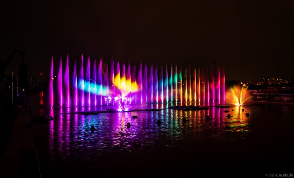 Spektakuläre Wasser- und Lichtshow bei der 50 Jahre Feier von CroisiEurope in Straßburg mit eindrucksvollen Fontänen und Effekten