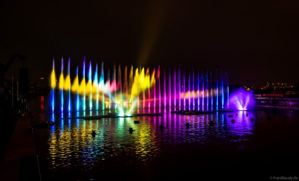 Spektakuläre Wasser- und Lichtshow bei der 50 Jahre Feier von CroisiEurope in Straßburg mit eindrucksvollen Fontänen und Effekten
