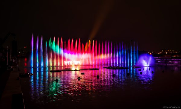 Spektakuläre Wasser- und Lichtshow bei der 50 Jahre Feier von CroisiEurope in Straßburg mit eindrucksvollen Fontänen und Effekten