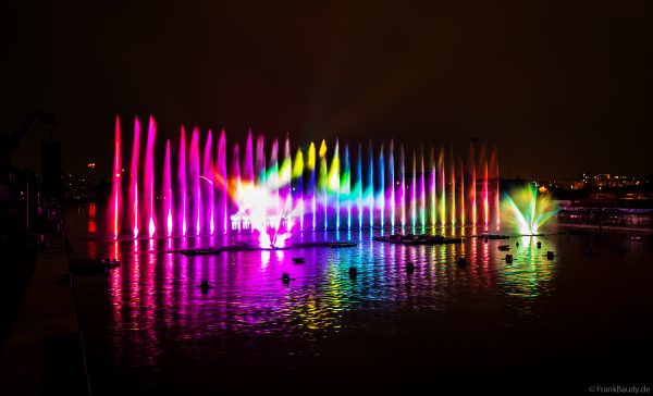 Spektakuläre Wasser- und Lichtshow bei der 50 Jahre Feier von CroisiEurope in Straßburg mit eindrucksvollen Fontänen und Effekten