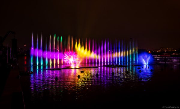 Spektakuläre Wasser- und Lichtshow bei der 50 Jahre Feier von CroisiEurope in Straßburg mit eindrucksvollen Fontänen und Effekten