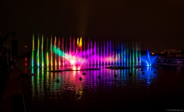 Spektakuläre Wasser- und Lichtshow bei der 50 Jahre Feier von CroisiEurope in Straßburg mit eindrucksvollen Fontänen und Effekten