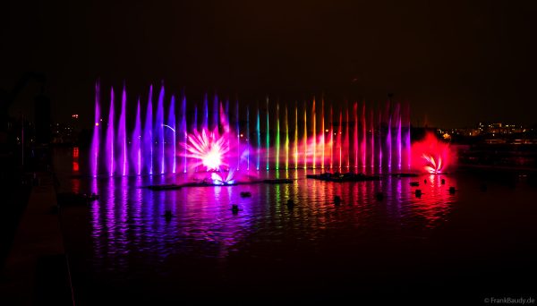 Spektakuläre Wasser- und Lichtshow bei der 50 Jahre Feier von CroisiEurope in Straßburg mit eindrucksvollen Fontänen und Effekten