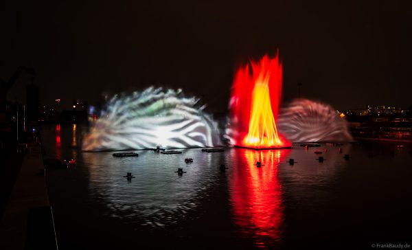Spektakuläre Wasser- und Lichtshow bei der 50 Jahre Feier von CroisiEurope in Straßburg mit eindrucksvollen Fontänen und Effekten