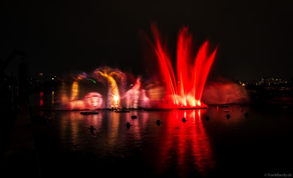 Multimedia Wassershow mit Lichtshow und Projektionen beim CroisiEurope Jubiläum in Straßburg