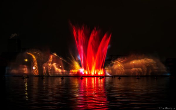 Multimedia Wassershow mit Lichtshow und Projektionen beim CroisiEurope Jubiläum in Straßburg