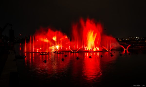 Spektakuläre Wasser- und Lichtshow bei der 50 Jahre Feier von CroisiEurope in Straßburg mit eindrucksvollen Fontänen und Effekten