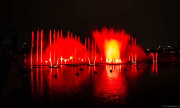 Spektakuläre Wasser- und Lichtshow bei der 50 Jahre Feier von CroisiEurope in Straßburg mit eindrucksvollen Fontänen und Effekten