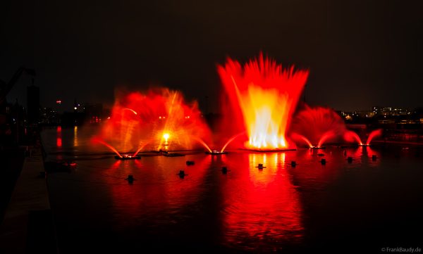 Spektakuläre Wasser- und Lichtshow bei der 50 Jahre Feier von CroisiEurope in Straßburg mit eindrucksvollen Fontänen und Effekten