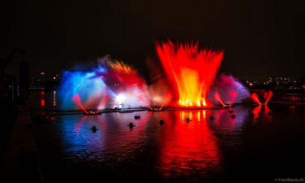 Spektakuläre Wasser- und Lichtshow bei der 50 Jahre Feier von CroisiEurope in Straßburg mit eindrucksvollen Fontänen und Effekten
