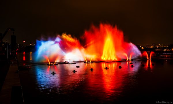 Spektakuläre Wasser- und Lichtshow bei der 50 Jahre Feier von CroisiEurope in Straßburg mit eindrucksvollen Fontänen und Effekten
