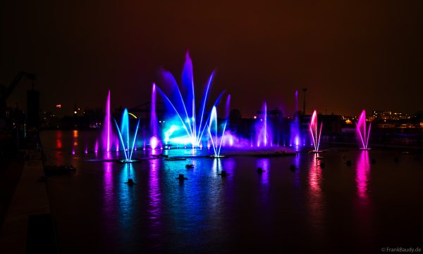 Spektakuläre Wasser- und Lichtshow bei der 50 Jahre Feier von CroisiEurope in Straßburg mit eindrucksvollen Fontänen und Effekten