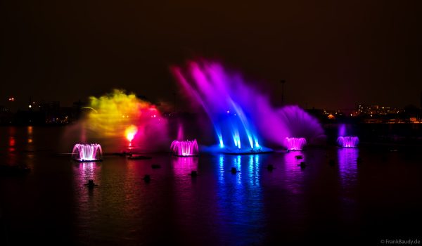 Spektakuläre Wasser- und Lichtshow bei der 50 Jahre Feier von CroisiEurope in Straßburg mit eindrucksvollen Fontänen und Effekten
