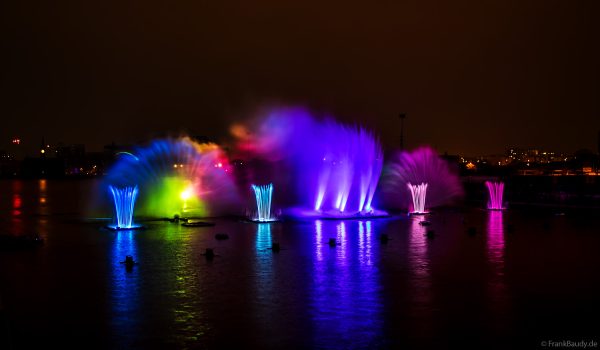 Spektakuläre Wasser- und Lichtshow bei der 50 Jahre Feier von CroisiEurope in Straßburg mit eindrucksvollen Fontänen und Effekten
