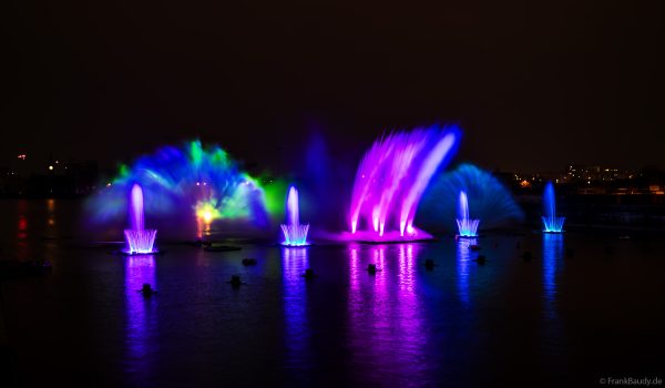 Spektakuläre Wasser- und Lichtshow bei der 50 Jahre Feier von CroisiEurope in Straßburg mit eindrucksvollen Fontänen und Effekten