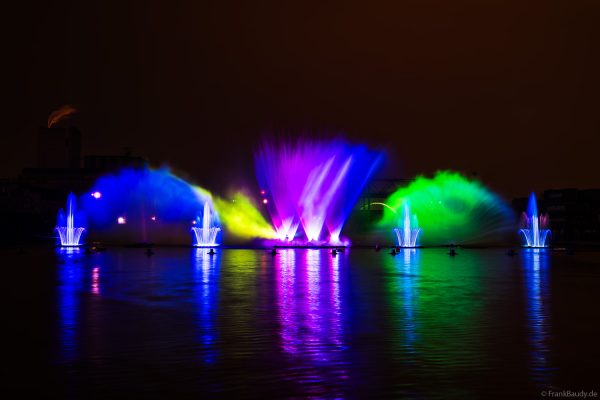 Spektakuläre Wasser- und Lichtshow bei der 50 Jahre Feier von CroisiEurope in Straßburg mit eindrucksvollen Fontänen und Effekten