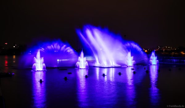 Spektakuläre Wasser- und Lichtshow bei der 50 Jahre Feier von CroisiEurope in Straßburg mit eindrucksvollen Fontänen und Effekten