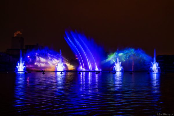 Spektakuläre Wasser- und Lichtshow bei der 50 Jahre Feier von CroisiEurope in Straßburg mit eindrucksvollen Fontänen und Effekten