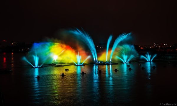 Spektakuläre Wasser- und Lichtshow bei der 50 Jahre Feier von CroisiEurope in Straßburg mit eindrucksvollen Fontänen und Effekten