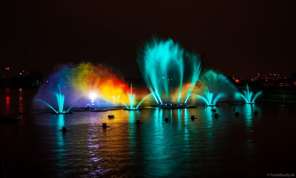 Spektakuläre Wasser- und Lichtshow bei der 50 Jahre Feier von CroisiEurope in Straßburg mit eindrucksvollen Fontänen und Effekten