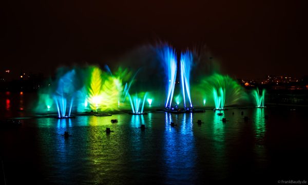 Spektakuläre Wasser- und Lichtshow bei der 50 Jahre Feier von CroisiEurope in Straßburg mit eindrucksvollen Fontänen und Effekten