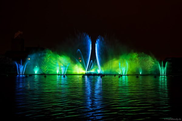Spektakuläre Wasser- und Lichtshow bei der 50 Jahre Feier von CroisiEurope in Straßburg mit eindrucksvollen Fontänen und Effekten