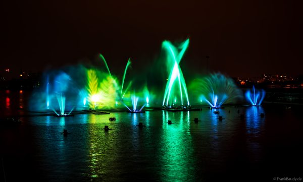 Spektakuläre Wasser- und Lichtshow bei der 50 Jahre Feier von CroisiEurope in Straßburg mit eindrucksvollen Fontänen und Effekten