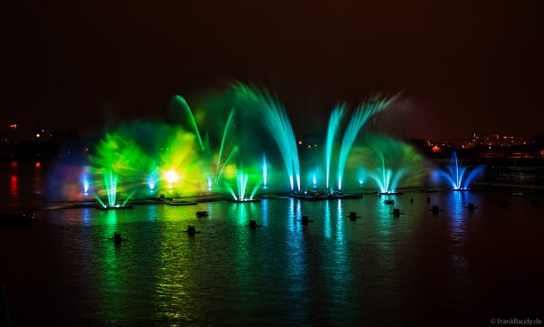 Spektakuläre Wasser- und Lichtshow bei der 50 Jahre Feier von CroisiEurope in Straßburg mit eindrucksvollen Fontänen und Effekten