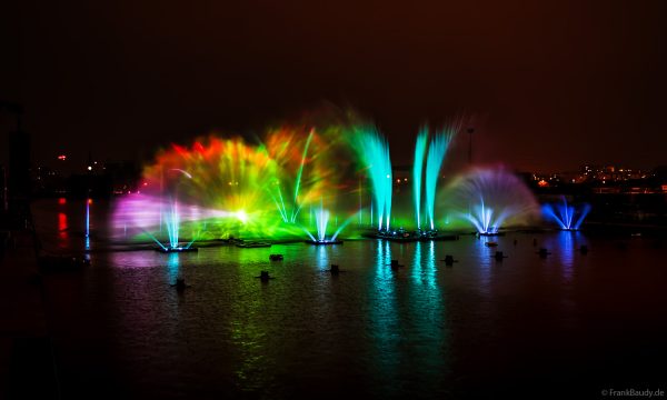 Spektakuläre Wasser- und Lichtshow bei der 50 Jahre Feier von CroisiEurope in Straßburg mit eindrucksvollen Fontänen und Effekten