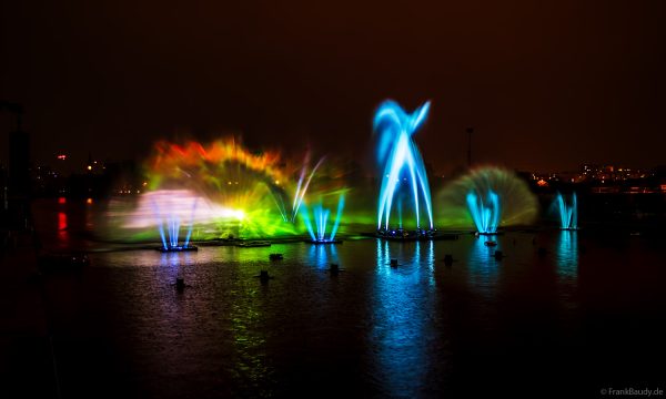Spektakuläre Wasser- und Lichtshow bei der 50 Jahre Feier von CroisiEurope in Straßburg mit eindrucksvollen Fontänen und Effekten