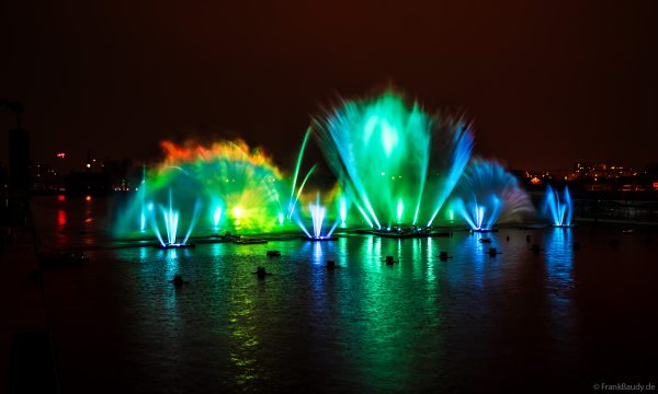Spektakuläre Wasser- und Lichtshow bei der 50 Jahre Feier von CroisiEurope in Straßburg mit eindrucksvollen Fontänen und Effekten