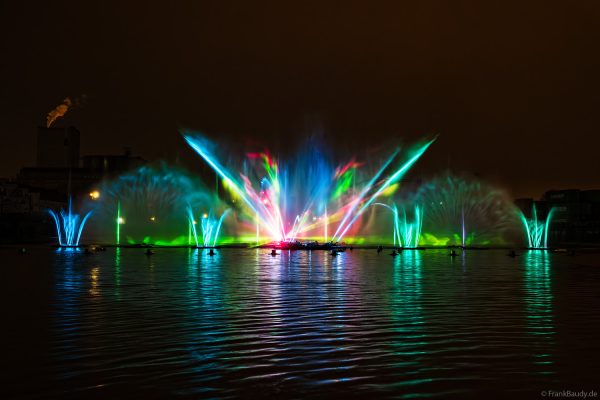 Spektakuläre Wasser- und Lichtshow bei der 50 Jahre Feier von CroisiEurope in Straßburg mit eindrucksvollen Fontänen und Effekten