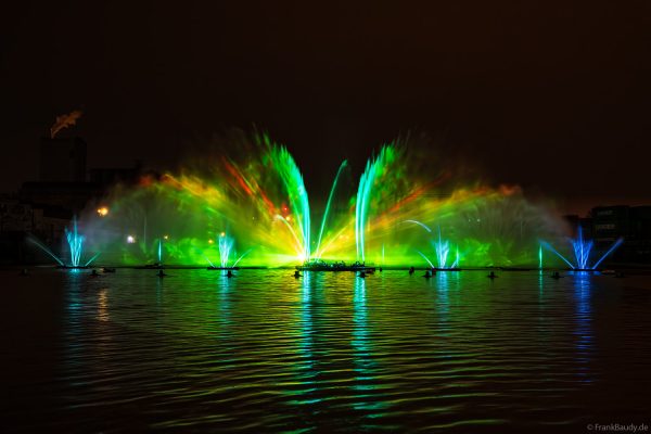 Spektakuläre Wasser- und Lichtshow bei der 50 Jahre Feier von CroisiEurope in Straßburg mit eindrucksvollen Fontänen und Effekten