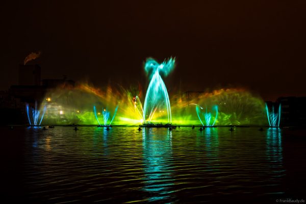 Spektakuläre Wasser- und Lichtshow bei der 50 Jahre Feier von CroisiEurope in Straßburg mit eindrucksvollen Fontänen und Effekten