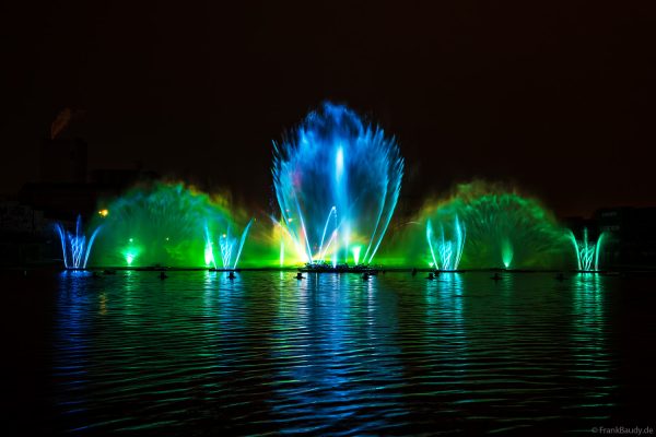 Spektakuläre Wasser- und Lichtshow bei der 50 Jahre Feier von CroisiEurope in Straßburg mit eindrucksvollen Fontänen und Effekten